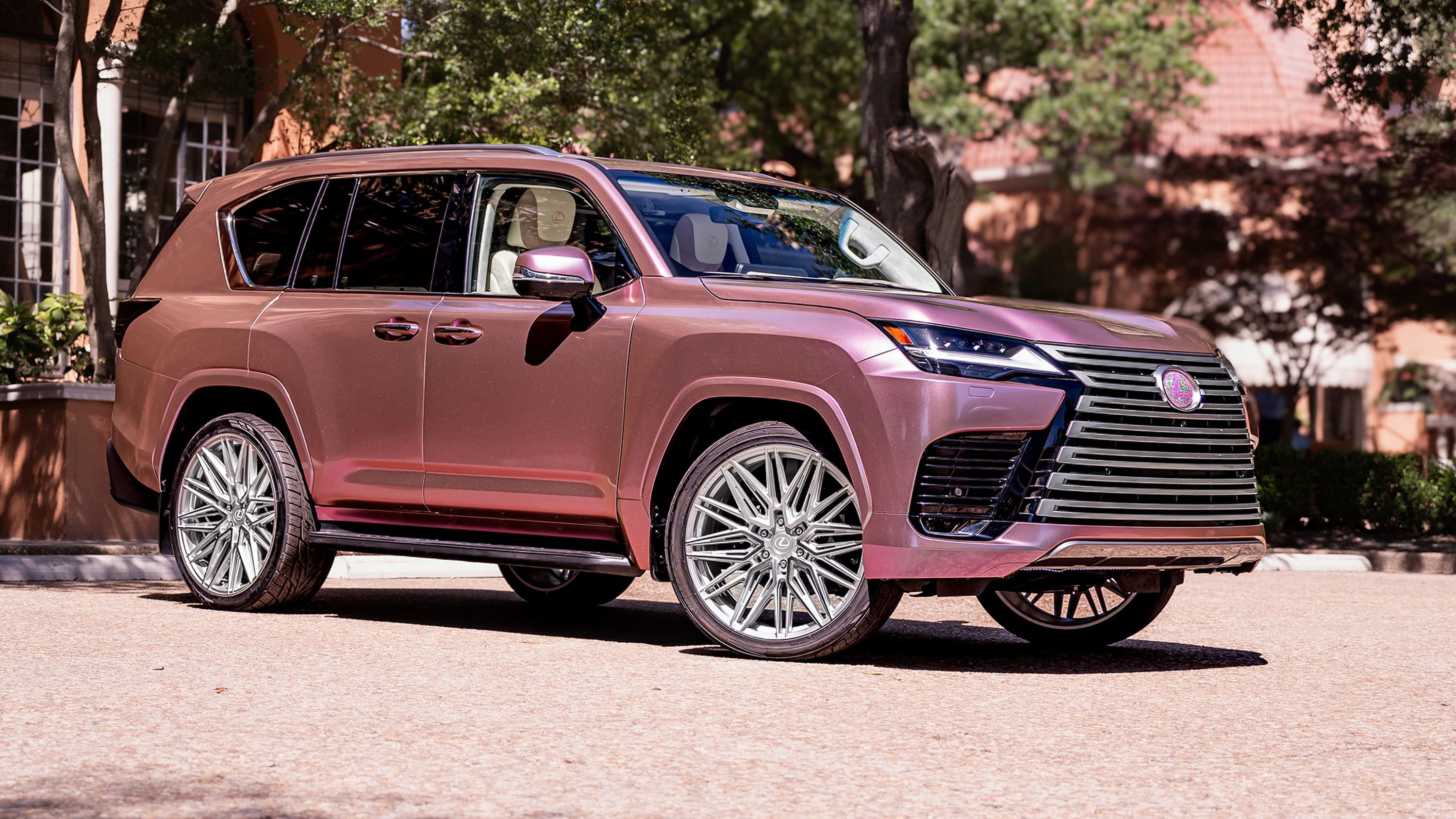 Lexus a transformat modelul Lexus LX într-un „salon de frumusețe” inspirat de Barbie: un tuning unic al SUV-ului.