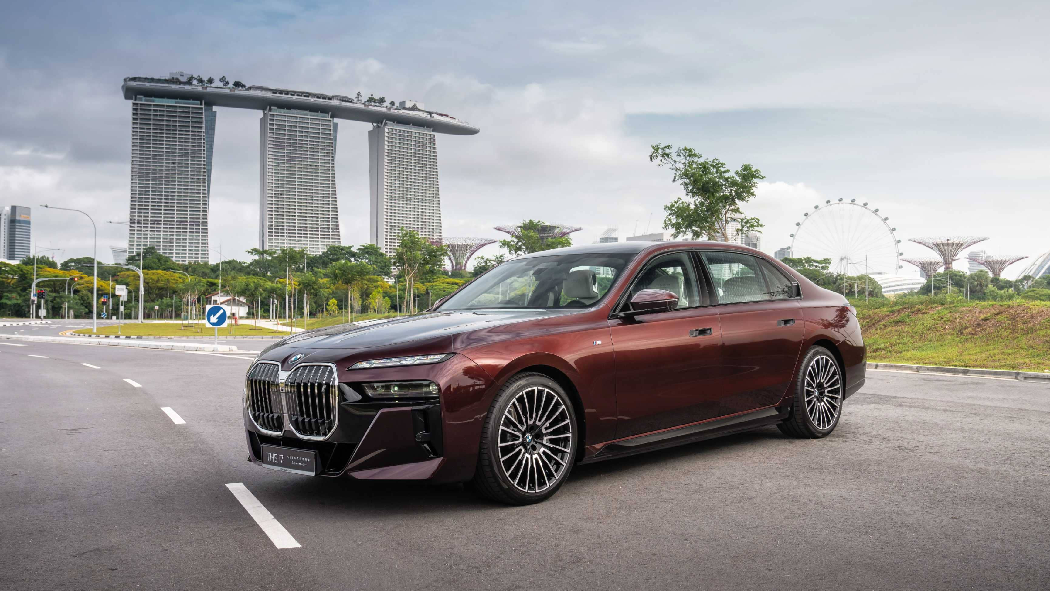 BMW a prezentat un exemplar unic al sedanului electric BMW i7, creat în onoarea aniversării Singapore.
