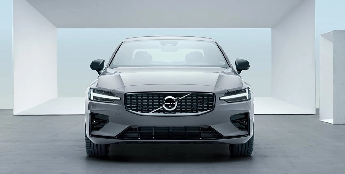 Volvo S60 2026 a debutat în China: un sedan actualizat cu tehnologii noi și design revizuit.