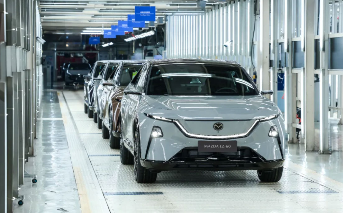 Mazda a început producția noului crossover hibrid Mazda EZ-60, cu autonomie de până la 1300 km