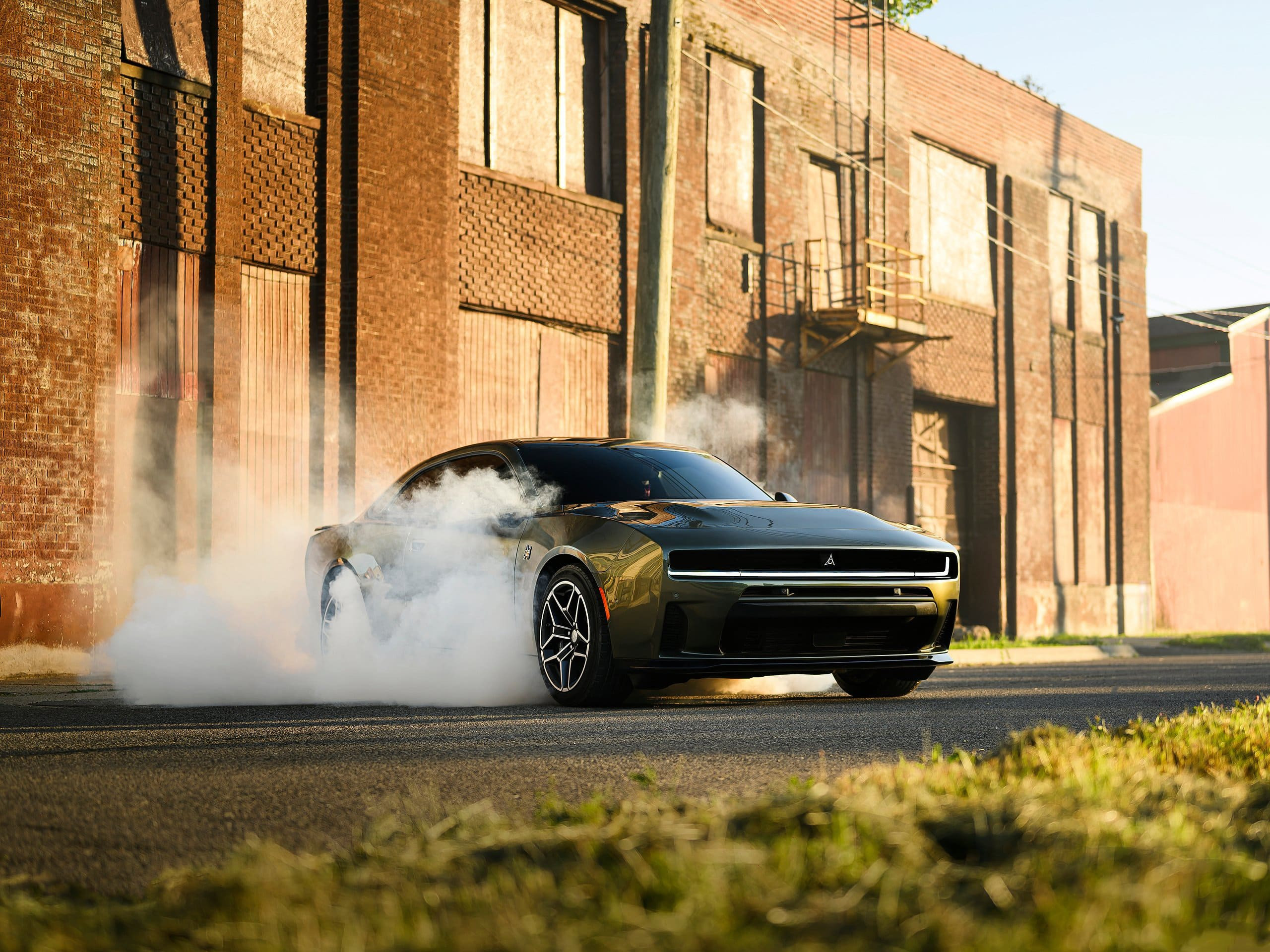 Dodge reînvie Charger pe benzină: 550 CP, tracțiune integrală și mod de drift