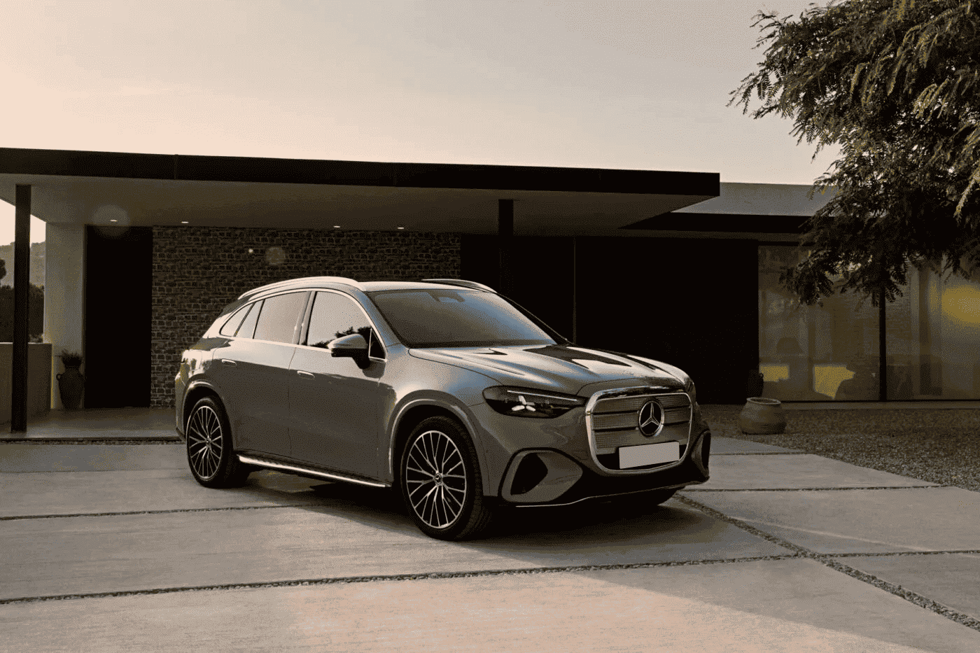Noul Mercedes-Benz GLC EQ 2026: un SUV electric cu o autonomie de 713 km și un ecran pe toată consola frontală.