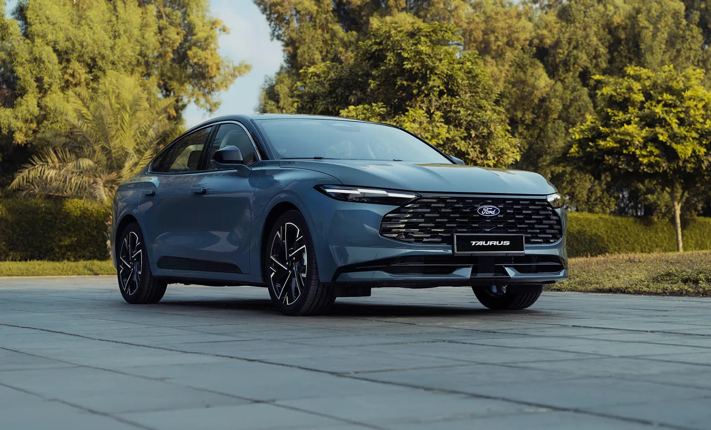 Ford Taurus 2026: sedan actualizat cu design nou și versiune hibridă