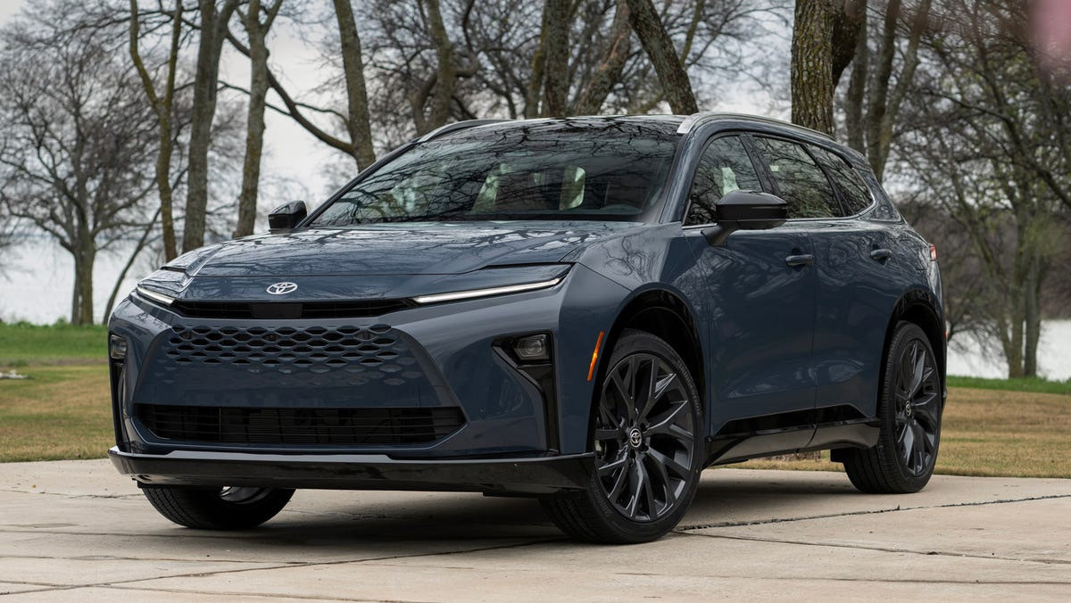Toyota Crown Signia 2026: crossover hibrid actualizat cu design premium și opțiuni noi.