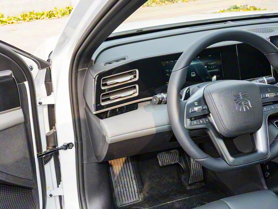 BYD Qin L DM-i Basic+ 2025 - 16 BYD Qin L DM-i Basic+ 2025 - 16 | bex-auto.md