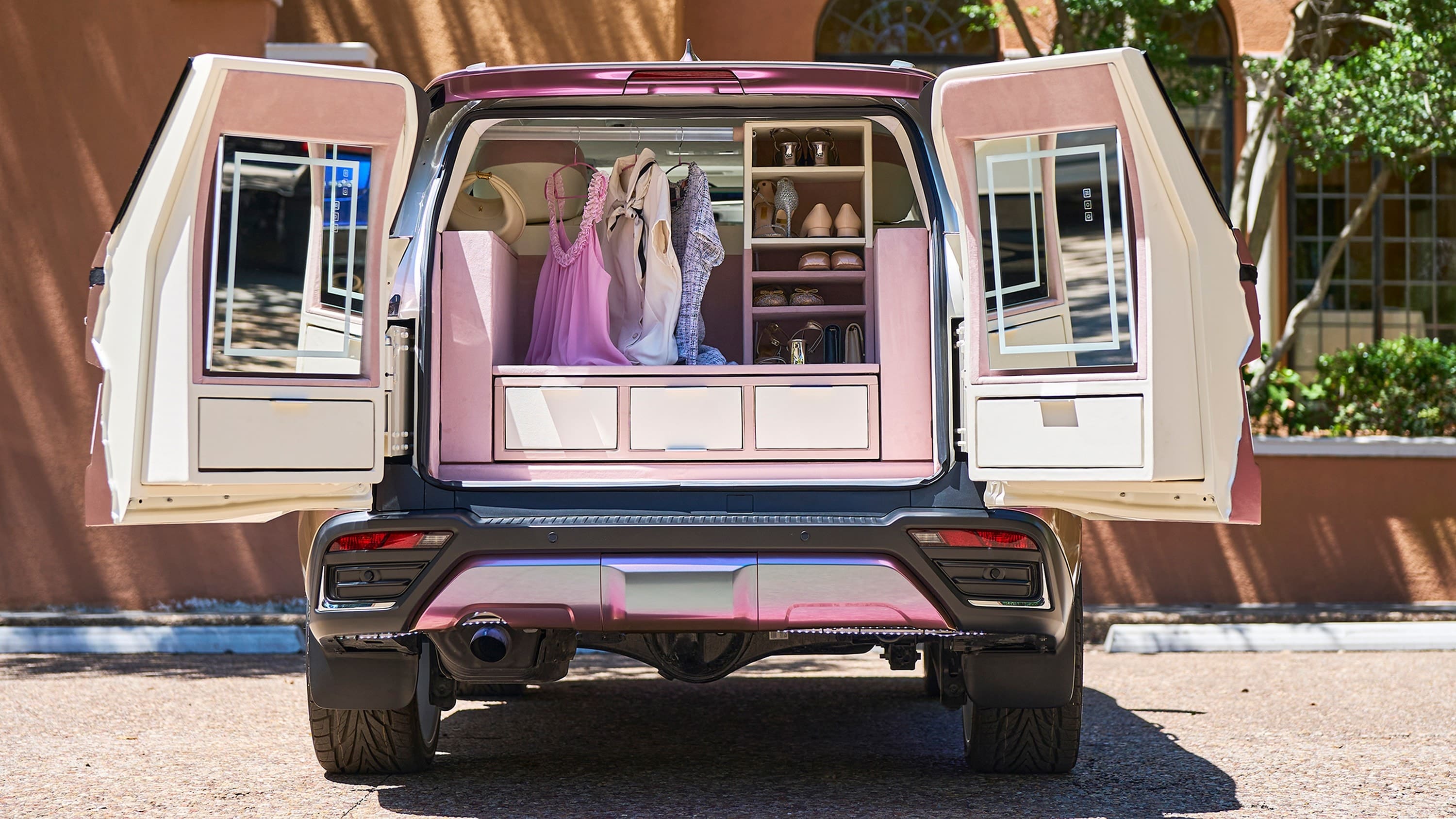 Lexus превратил LX в салон красоты для Барби: уникальный тюнинг внедорожника - 3 | bex-auto.md