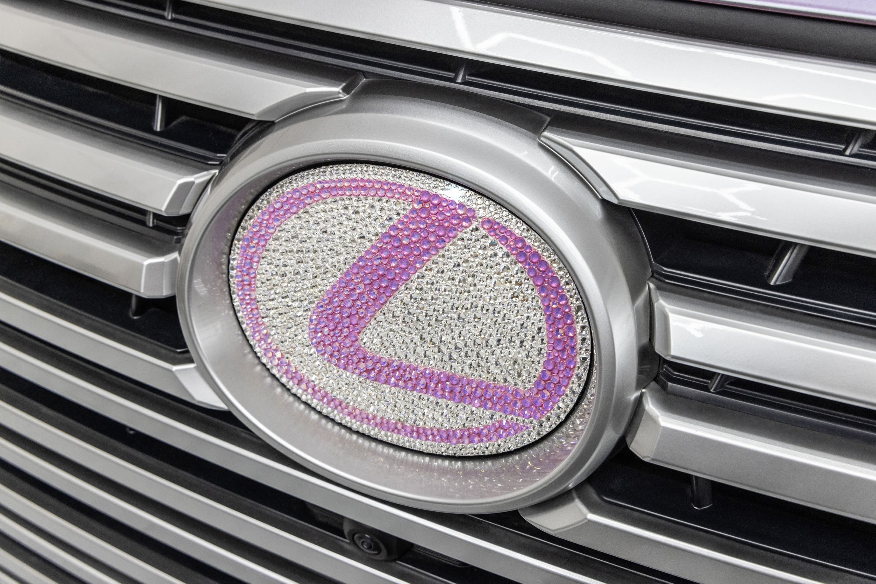 Lexus превратил LX в салон красоты для Барби: уникальный тюнинг внедорожника - 4 | bex-auto.md